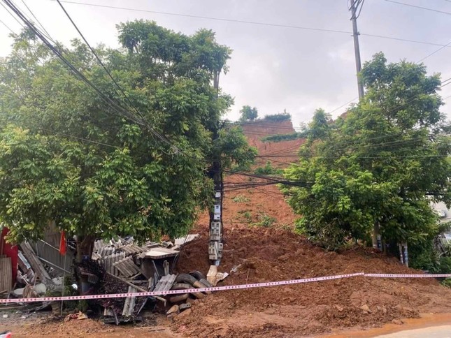 Sạt lở trong đêm khiến 8 ngôi nhà bị vùi lấp, cuốn trôi ở Yên Bái- Ảnh 6.