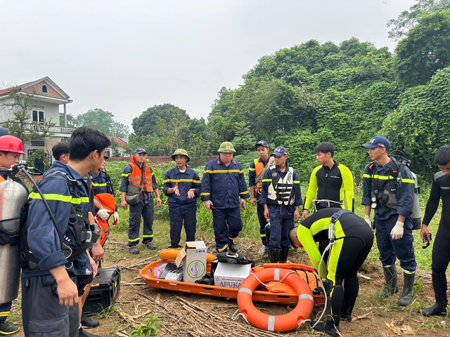 Vụ sập cầu Phong Châu: Phát hiện xe đầu kéo dưới sông nhưng không có người- Ảnh 1.