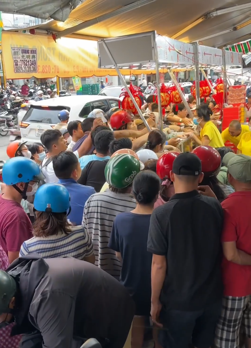 Người dân Sài Gòn xếp hàng đông nghịt để mua bánh trung thu truyền thống, chờ 2 tiếng vẫn phải bỏ cuộc vì hết hàng- Ảnh 1.