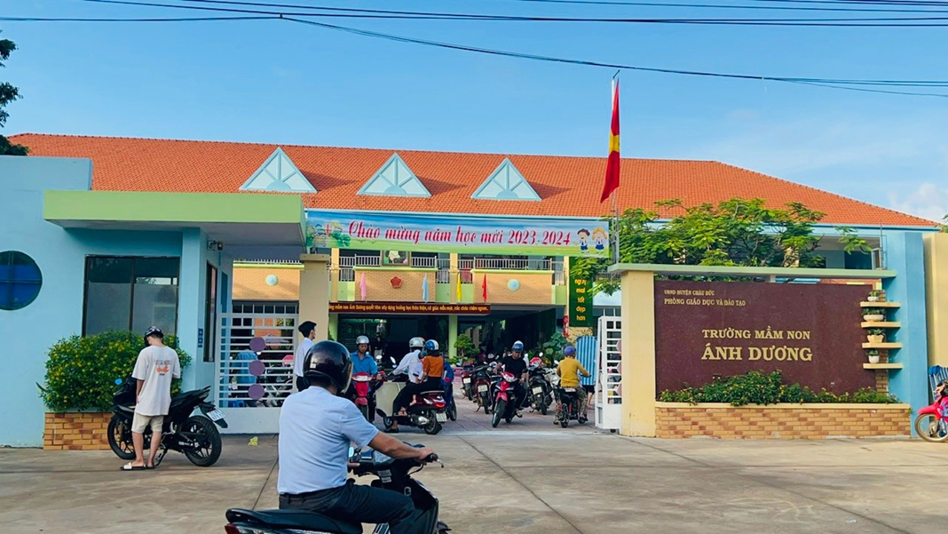 Khay cơm 30.000 đồng của giáo viên ở Vũng Tàu chỉ có cơm trắng và măng xào lèo tèo: Hiệu trưởng nói gì?- Ảnh 4.