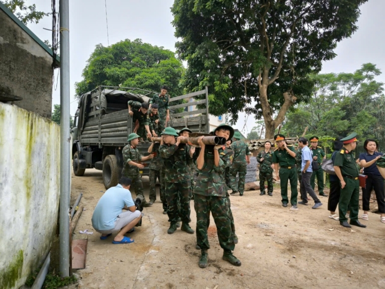 "Người nhái" đã tiếp cận hiện trường phát hiện chiếc xe ô tô đầu kéo trong vụ sập cầu Phong Châu- Ảnh 3.