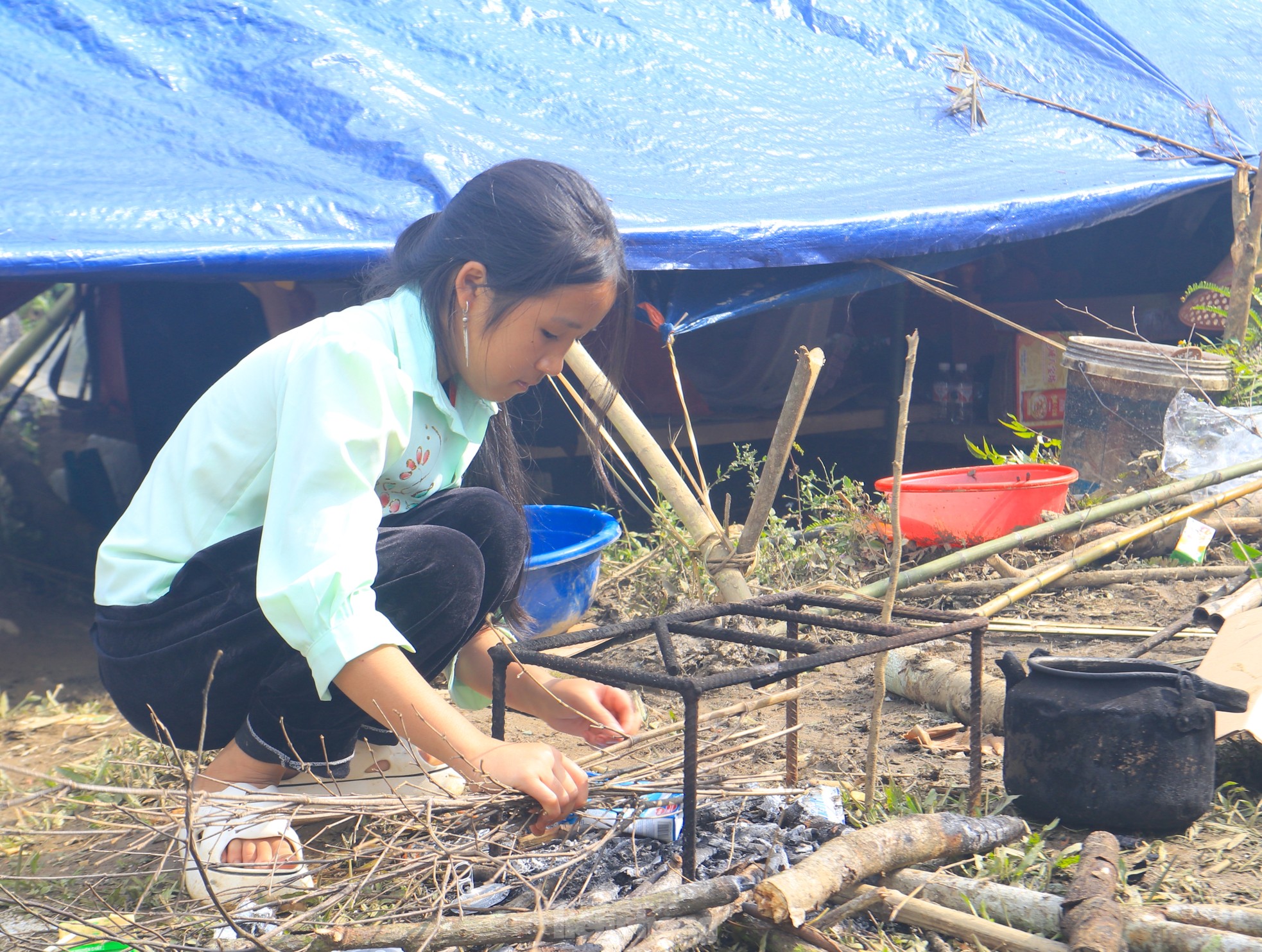 Lo sợ núi lở, 48 hộ dân rời nhà ra bãi đất trống dựng lán ở tạm- Ảnh 16.