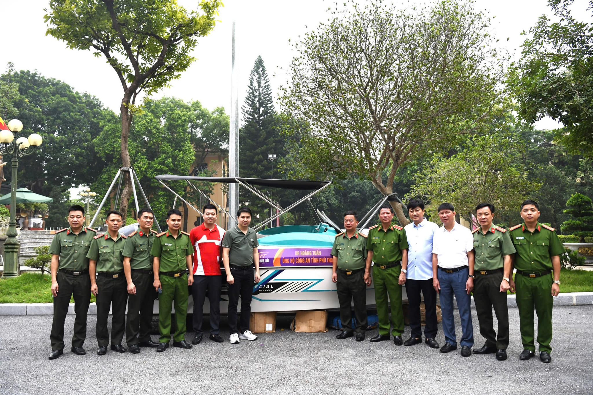 Công an tỉnh Phú Thọ được tặng cano để thực hiện cứu nạn cứu hộ vụ sập cầu Phong Châu- Ảnh 1.