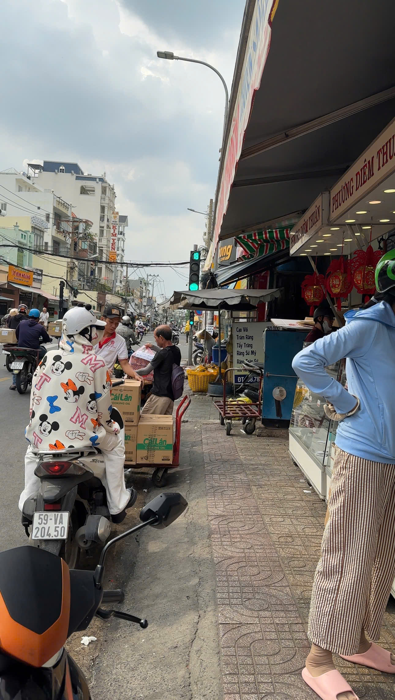 Người dân Sài Gòn xếp hàng đông nghịt để mua bánh trung thu truyền thống, chờ 2 tiếng vẫn phải bỏ cuộc vì hết hàng- Ảnh 8.