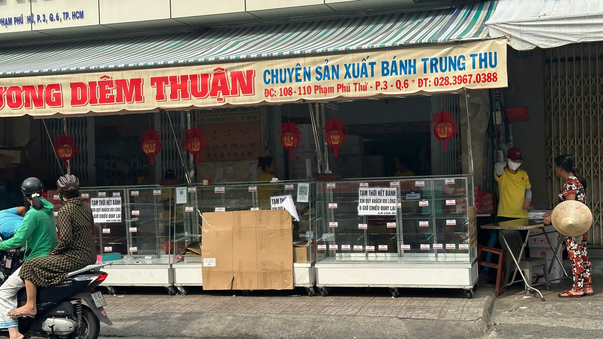 Người dân Sài Gòn xếp hàng đông nghịt để mua bánh trung thu truyền thống, chờ 2 tiếng vẫn phải bỏ cuộc vì hết hàng- Ảnh 6.