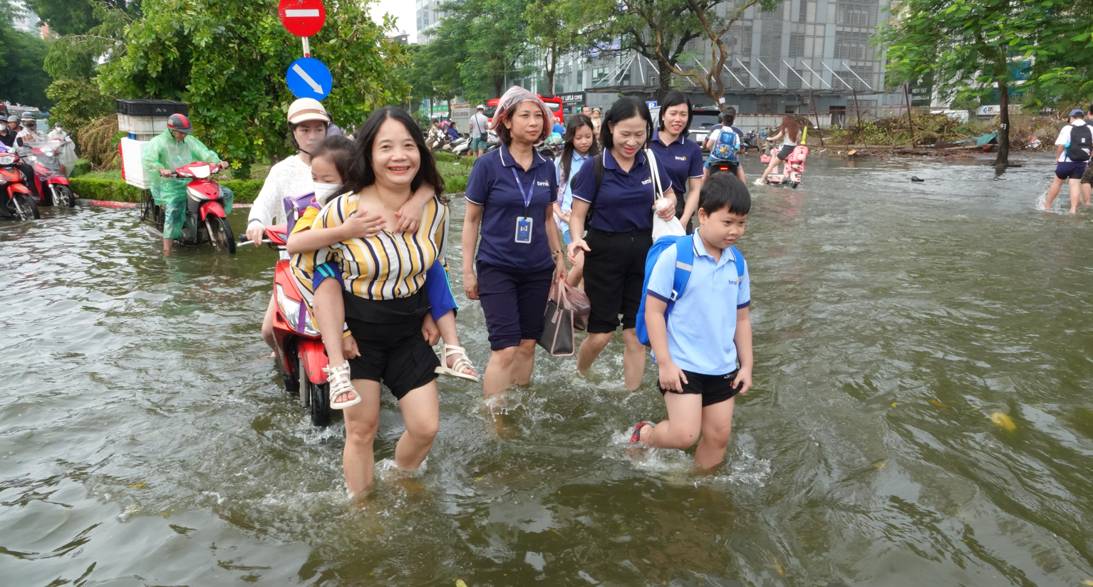 Hà Nội: Nhiều người ngỡ ngàng vì các tuyến đường ngập sâu sau đêm mưa lớn, ra khỏi nhà từ 6h vẫn không thoát tắc- Ảnh 18.