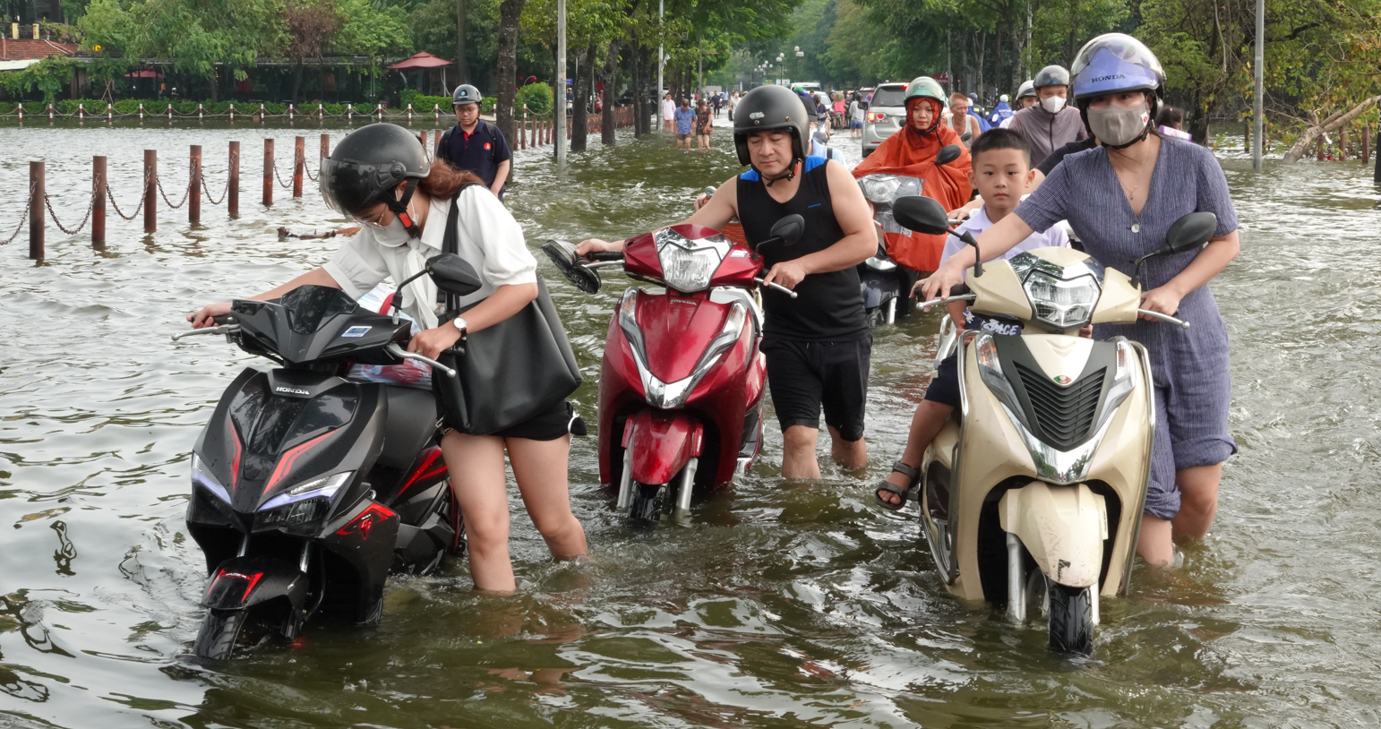 Hà Nội: Nhiều người ngỡ ngàng vì các tuyến đường ngập sâu sau đêm mưa lớn, ra khỏi nhà từ 6h vẫn không thoát tắc- Ảnh 17.