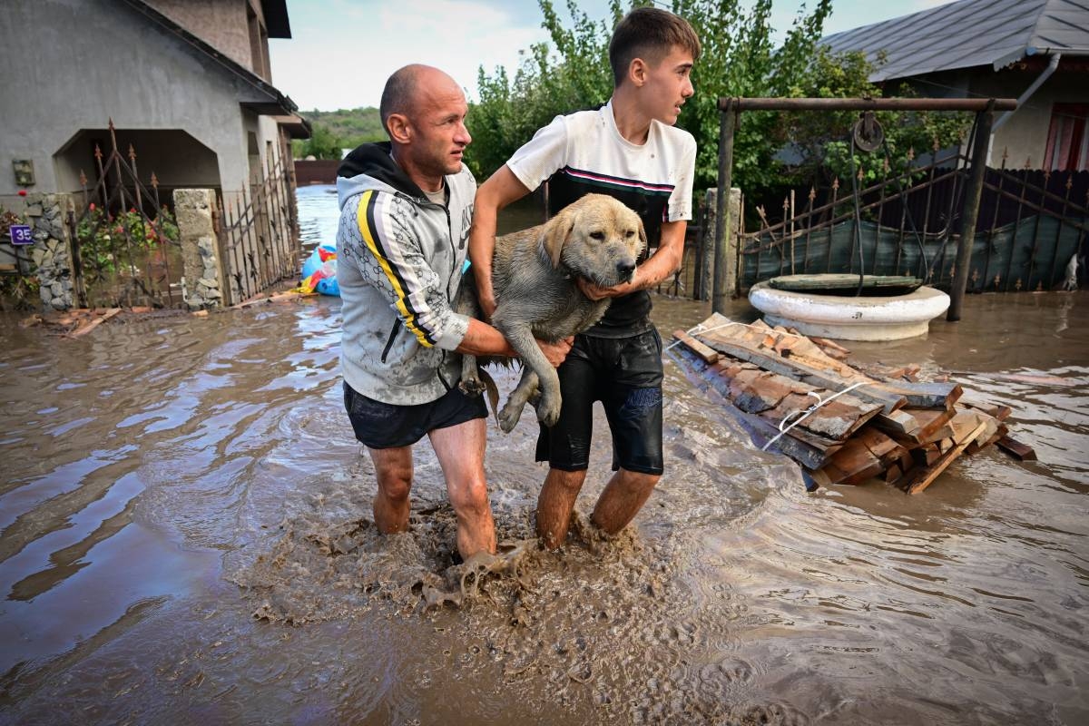 “Cơn mưa tồi tệ nhất thế kỷ" càn quét 1 châu lục: Toàn bộ bị tàn phá tạo nên cảnh tượng kinh hoàng- Ảnh 7.