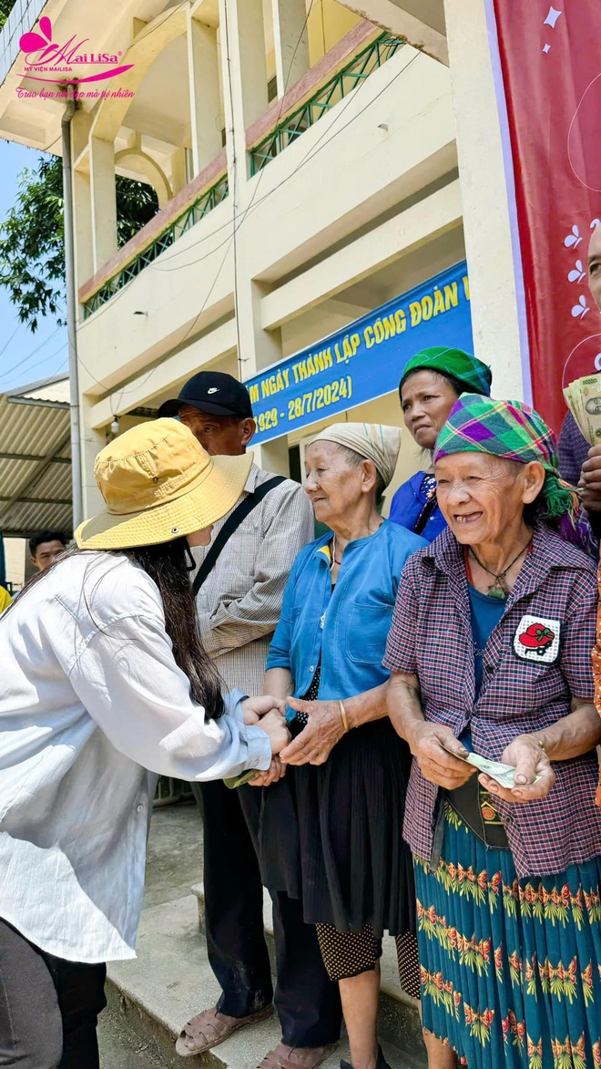 Gần 4 triệu người nín thở xem cách "sếp em Mailisa" vận chuyển 4 tỷ đồng tiền mặt vượt đường bùn lầy, trao tận tay bà con- Ảnh 5.