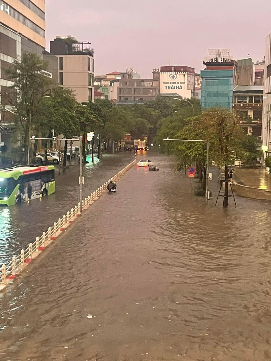 Hà Nội: Nhiều người ngỡ ngàng vì các tuyến đường ngập sâu sau đêm mưa lớn, ra khỏi nhà từ 6h vẫn không thoát tắc- Ảnh 5.