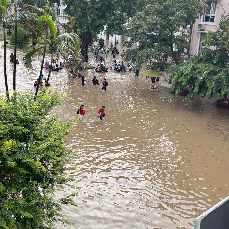 Hà Nội: Nhiều người ngỡ ngàng vì các tuyến đường ngập sâu sau đêm mưa lớn, ra khỏi nhà từ 6h vẫn không thoát tắc- Ảnh 7.