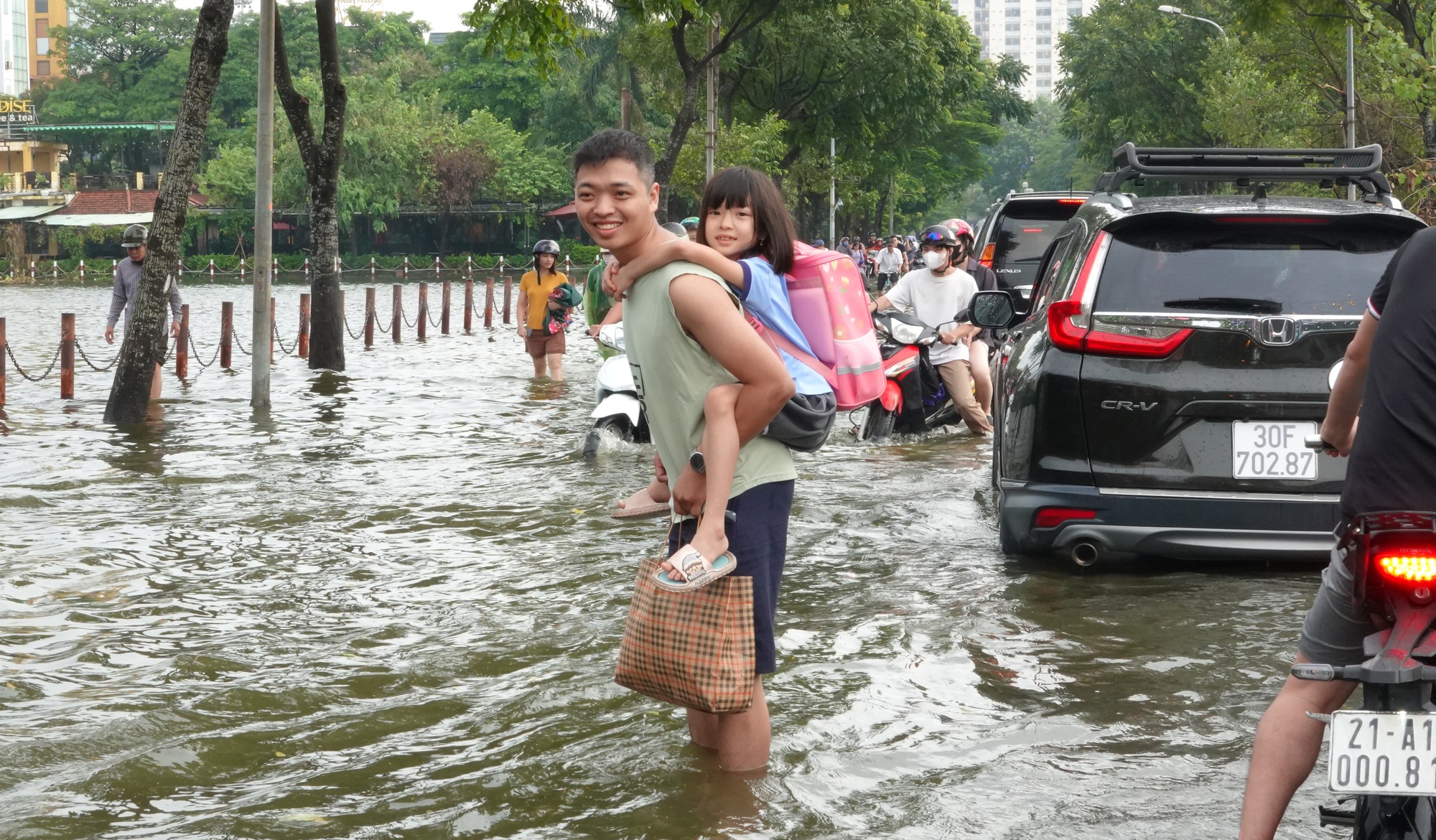 Hà Nội: Nhiều người ngỡ ngàng vì các tuyến đường ngập sâu sau đêm mưa lớn, ra khỏi nhà từ 6h vẫn không thoát tắc- Ảnh 8.