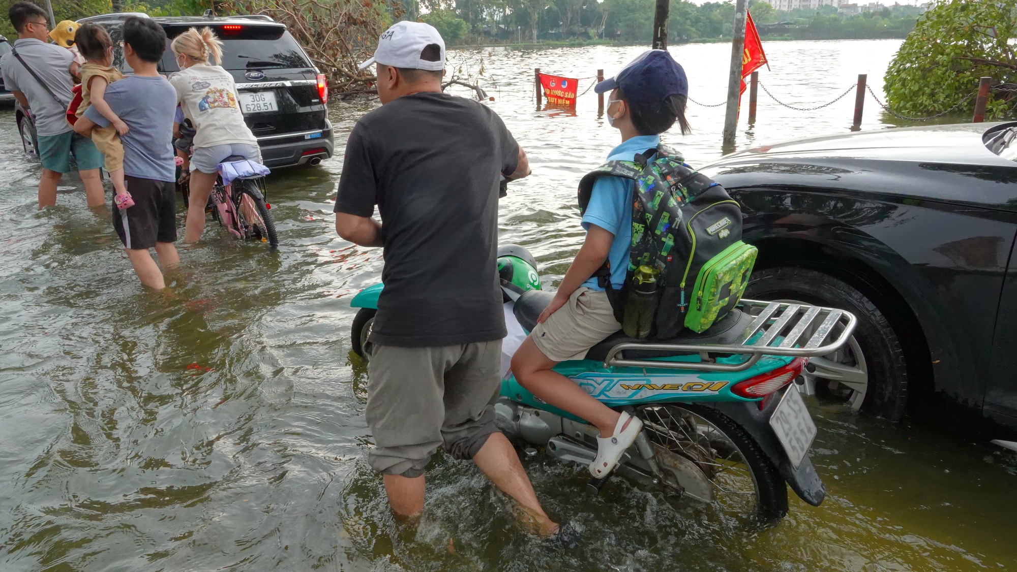 Hà Nội: Nhiều người ngỡ ngàng vì các tuyến đường ngập sâu sau đêm mưa lớn, ra khỏi nhà từ 6h vẫn không thoát tắc- Ảnh 9.