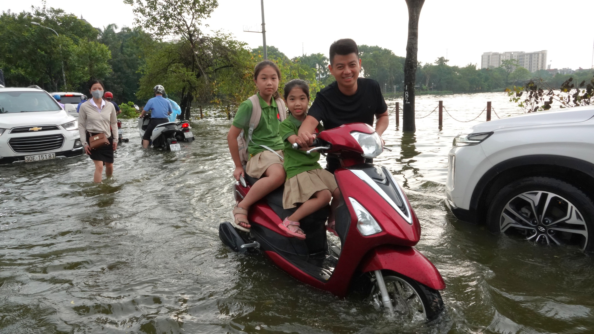 Hà Nội: Nhiều người ngỡ ngàng vì các tuyến đường ngập sâu sau đêm mưa lớn, ra khỏi nhà từ 6h vẫn không thoát tắc- Ảnh 11.