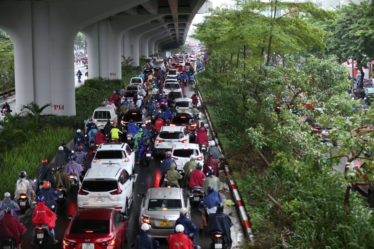 Hà Nội: Nhiều người ngỡ ngàng vì các tuyến đường ngập sâu sau đêm mưa lớn, ra khỏi nhà từ 6h vẫn không thoát tắc- Ảnh 22.