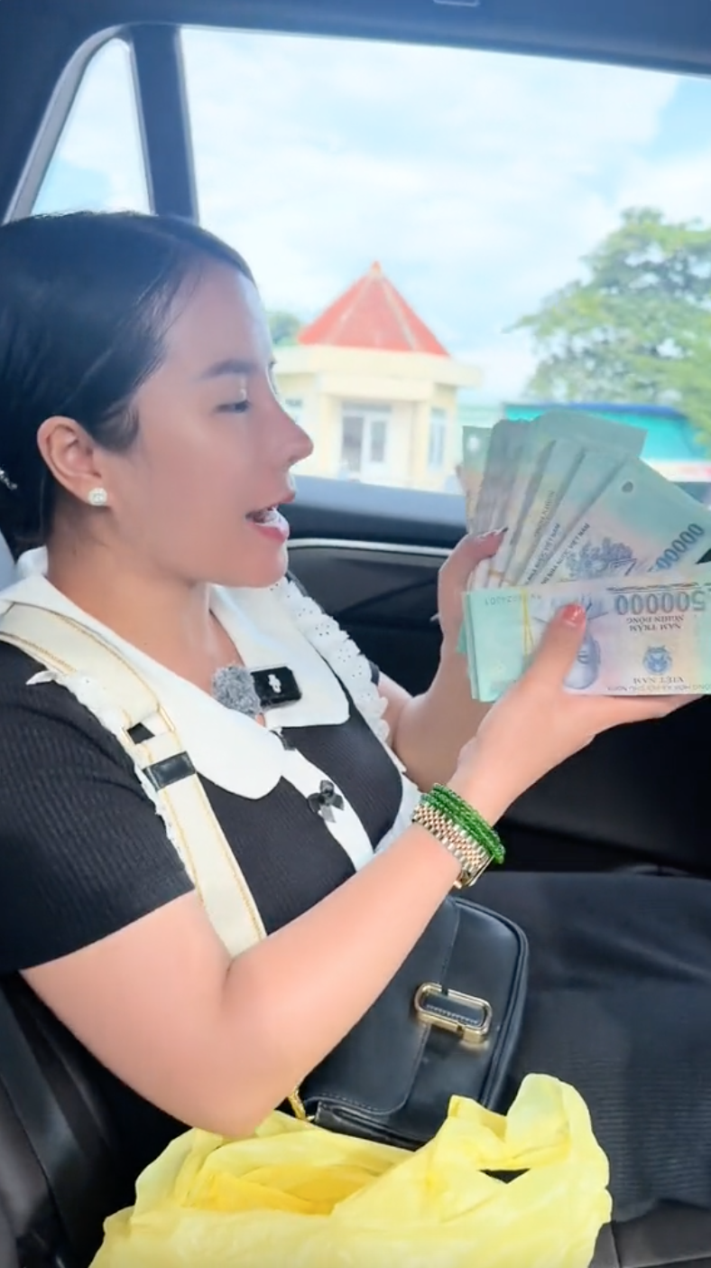 Bà Nhân Vlog tự tay mang 320 triệu đi cứu trợ, netizen lo lắng: "Pha xử lý này cồng kềnh quá"- Ảnh 1.