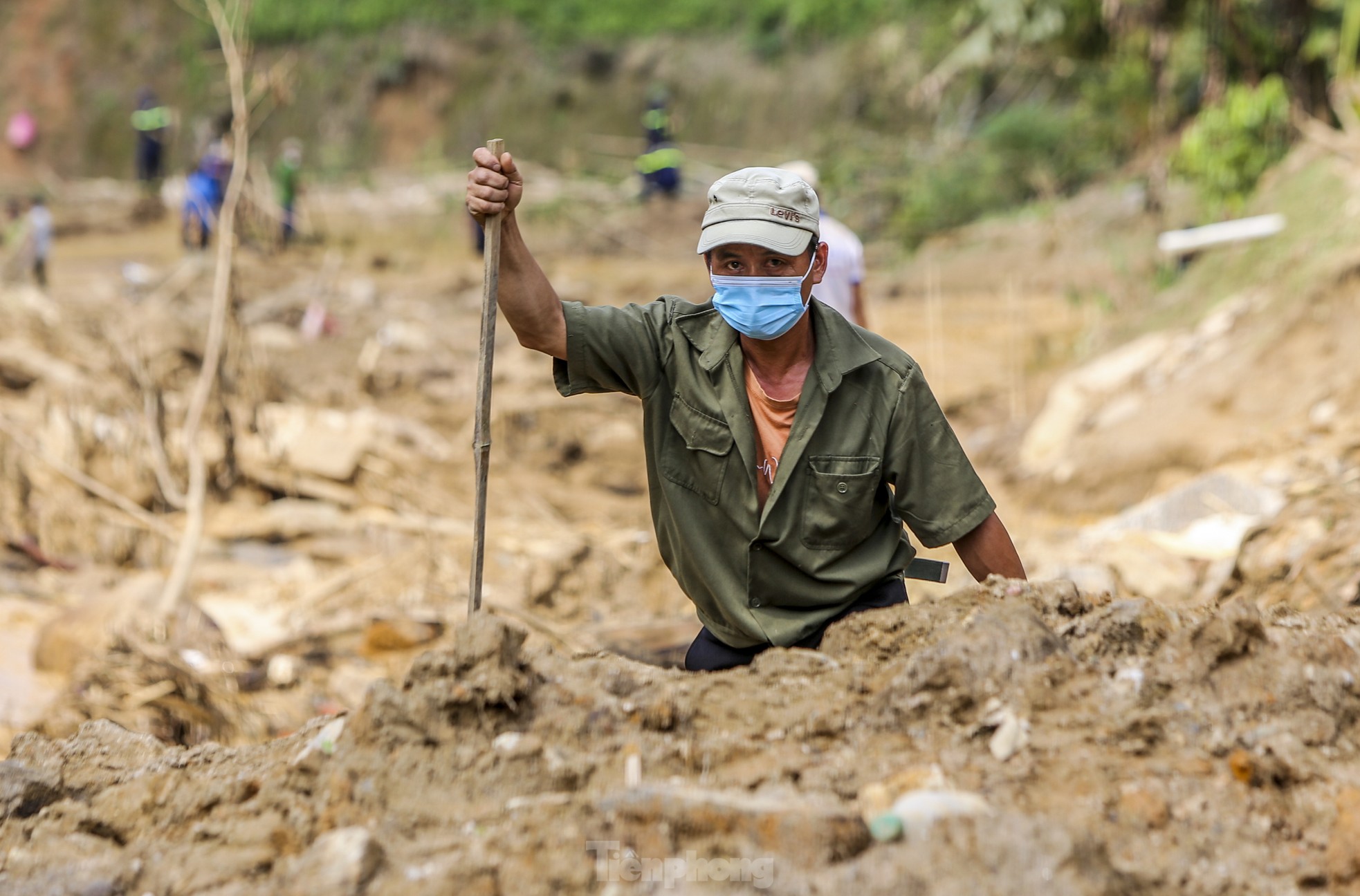 Cảnh sát 'lật tung' hiện trường suối Nậm Tông tìm nạn nhân mất tích do sạt lở- Ảnh 16.