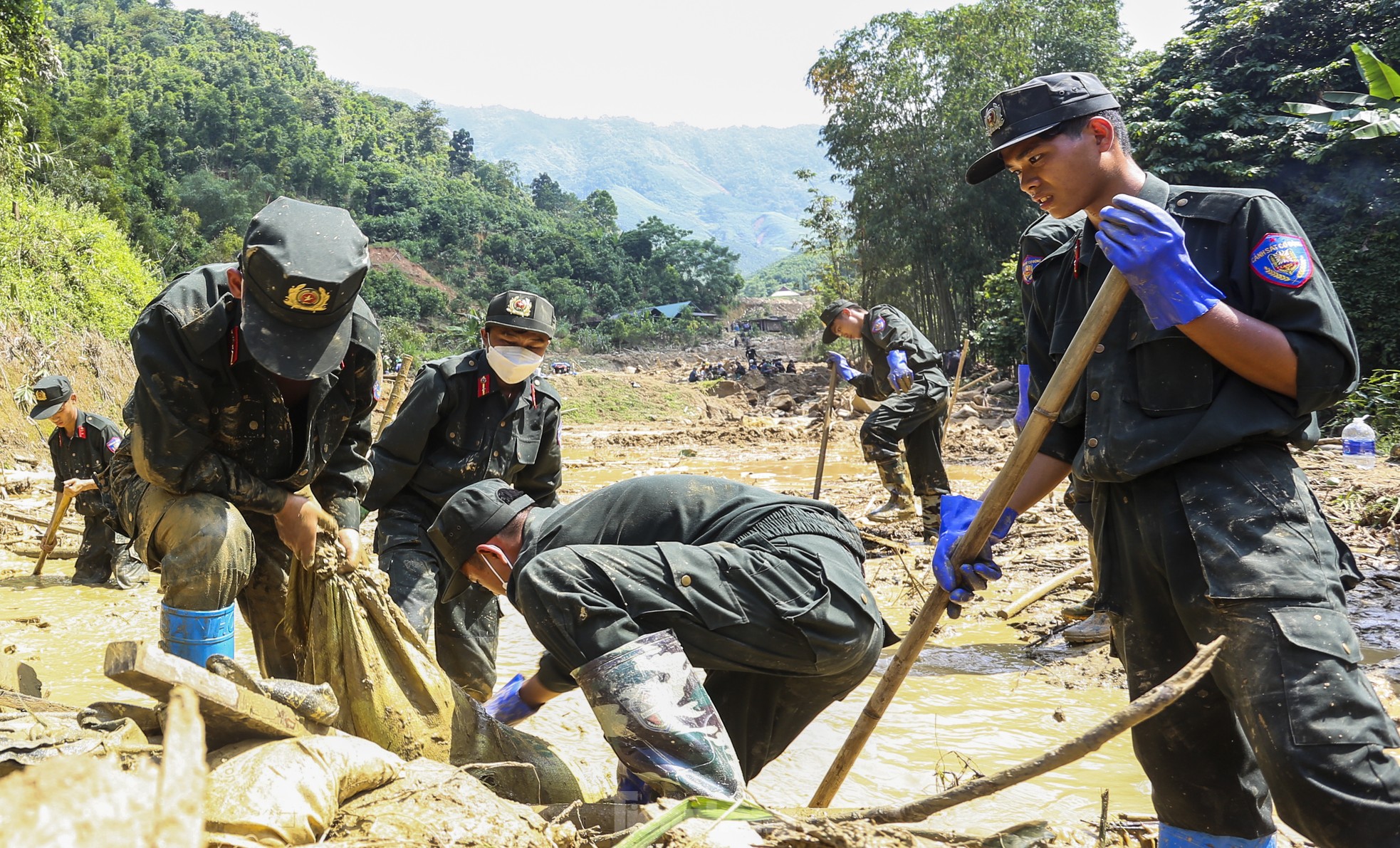 Cảnh sát 'lật tung' hiện trường suối Nậm Tông tìm nạn nhân mất tích do sạt lở- Ảnh 13.