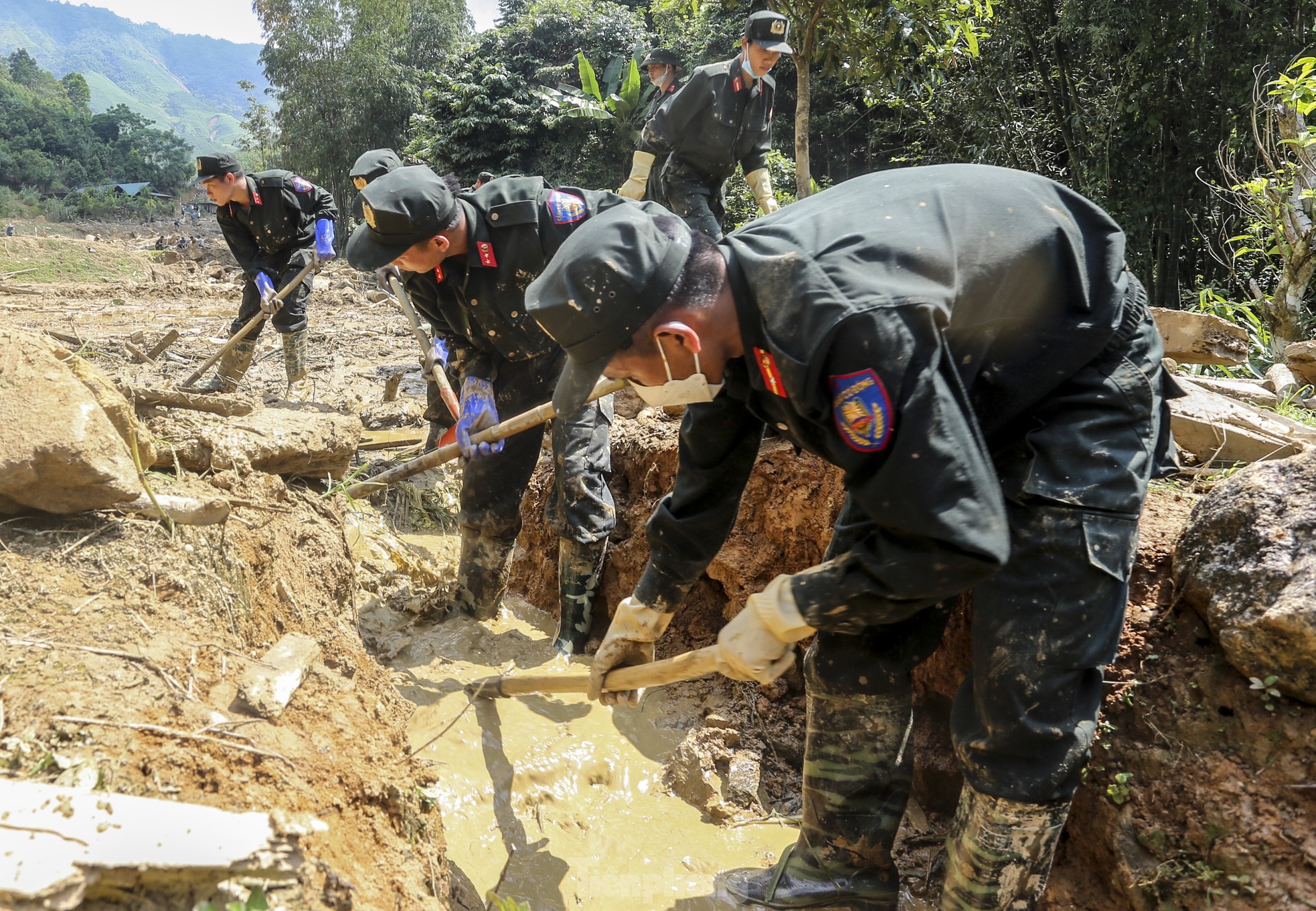 Cảnh sát 'lật tung' hiện trường suối Nậm Tông tìm nạn nhân mất tích do sạt lở- Ảnh 11.