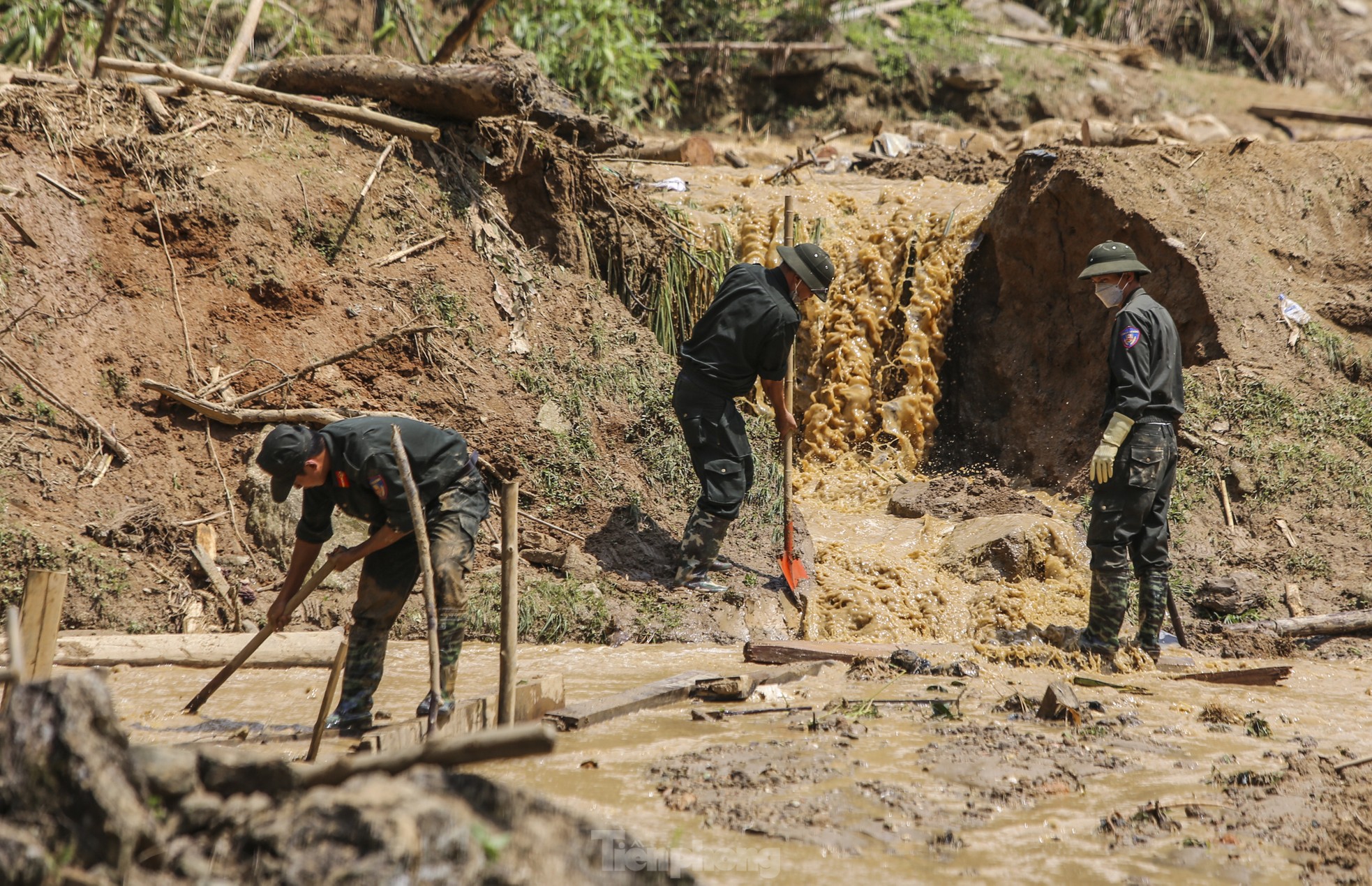 Cảnh sát 'lật tung' hiện trường suối Nậm Tông tìm nạn nhân mất tích do sạt lở- Ảnh 6.