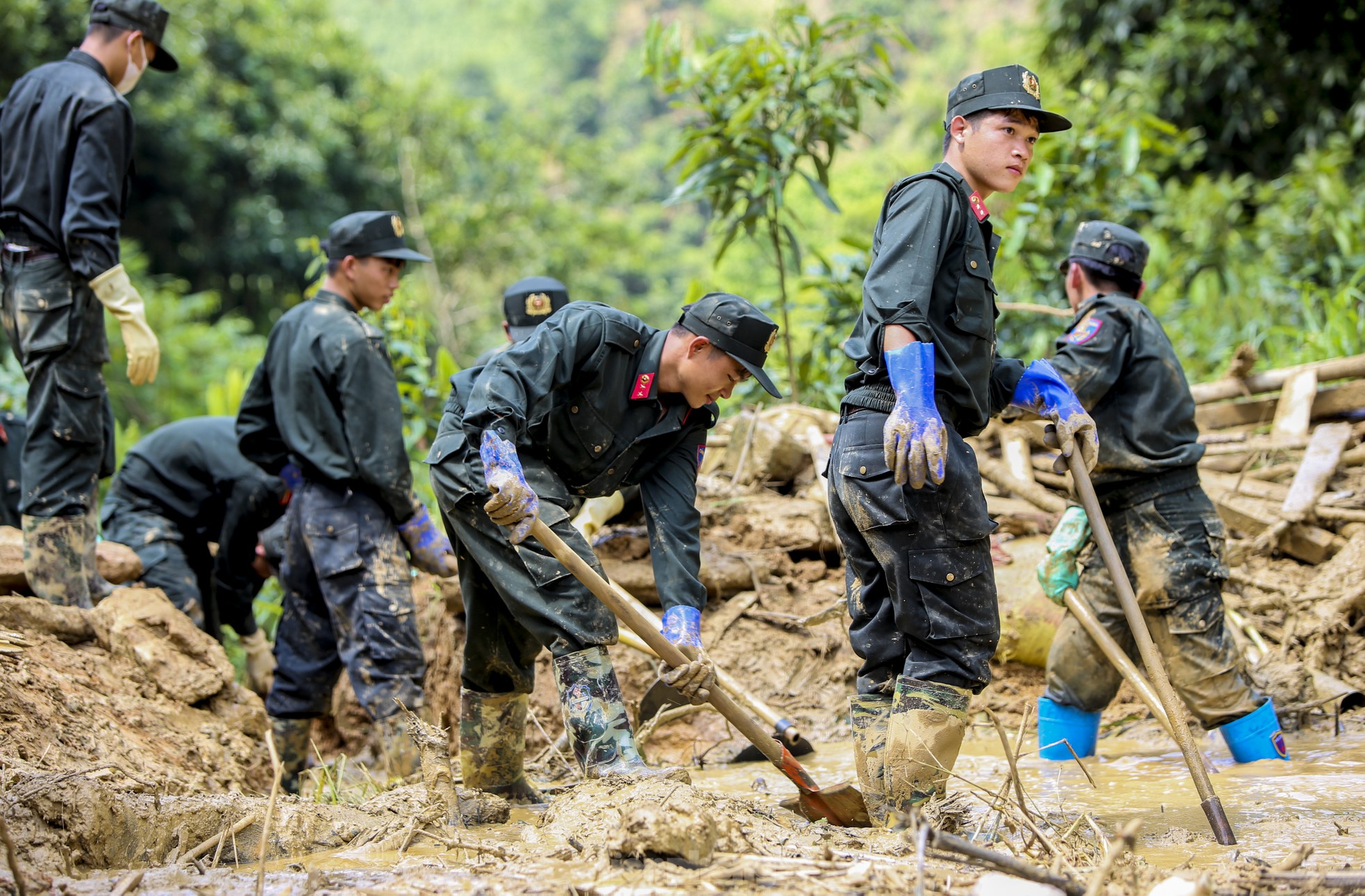 Cảnh sát 'lật tung' hiện trường suối Nậm Tông tìm nạn nhân mất tích do sạt lở- Ảnh 5.