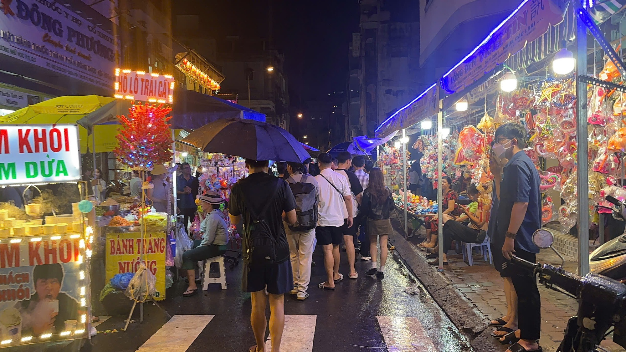 Hàng quán "thơm lây" khi giới trẻ nô nức đi chơi Trung thu, phố lồng đèn 2 miền đông "miễn bàn" dù trời mưa gió- Ảnh 15.