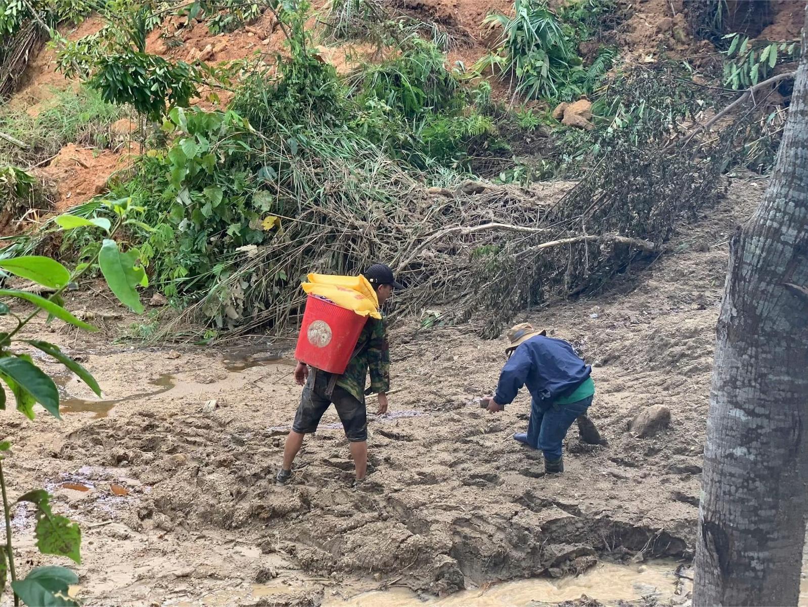 Người dân Lào Cai bật khóc khi nhận đồ ăn cứu trợ vì lý do đặc biệt, nhìn đội thiện nguyện càng nể phục- Ảnh 3.