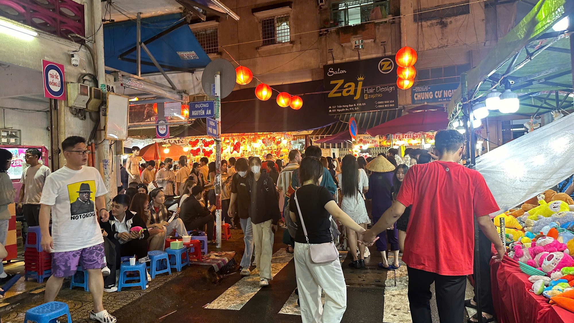 Hàng quán "thơm lây" khi giới trẻ nô nức đi chơi Trung thu, phố lồng đèn 2 miền đông "miễn bàn" dù trời mưa gió- Ảnh 14.