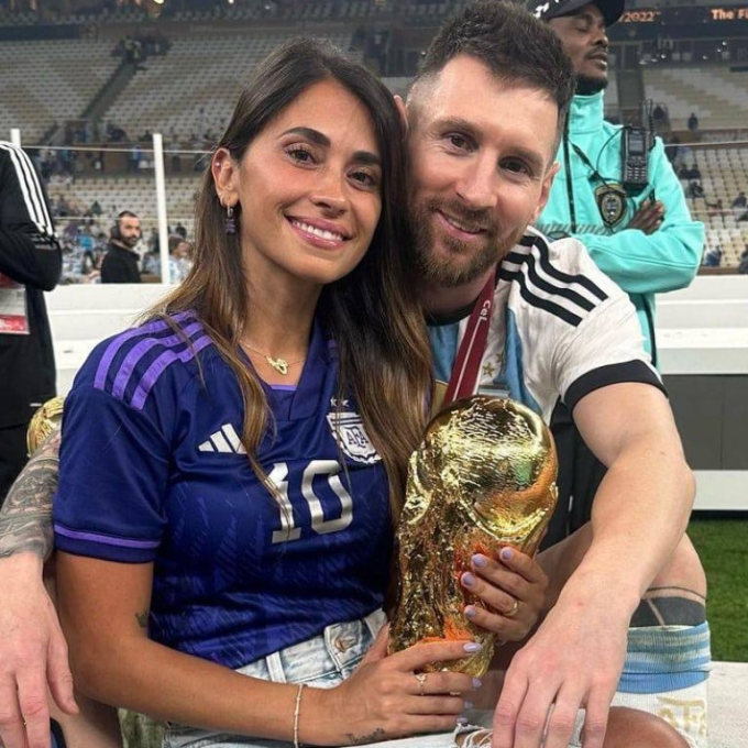 Hành động của Messi khi chụp hình cùng fan nữ, bà xã xem xong chắc chắn yên tâm hoàn toàn- Ảnh 2.