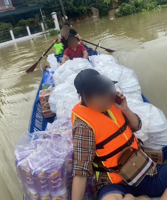 Rộ tin chủ đò ở chùa Hương mang thuyền đi hỗ trợ lũ lụt về bị cắt suất chở khách: Chính quyền lên tiếng- Ảnh 2.