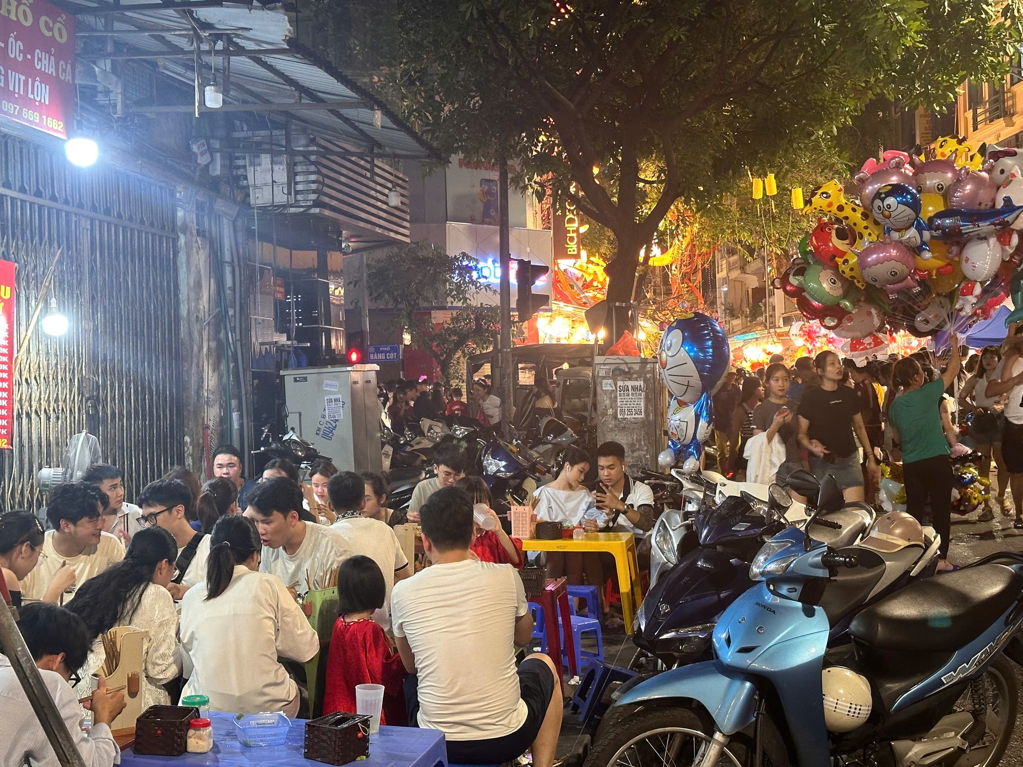 Hàng quán "thơm lây" khi giới trẻ nô nức đi chơi Trung thu, phố lồng đèn 2 miền đông "miễn bàn" dù trời mưa gió- Ảnh 4.