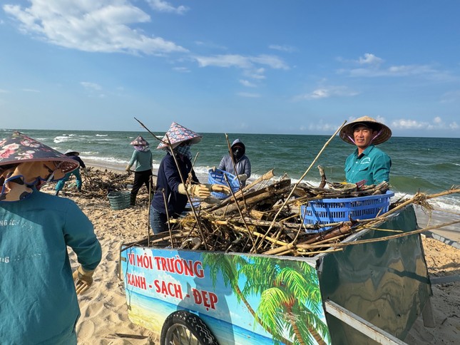 Hàng trăm hộp thuốc chống đột quỵ lẫn trong rác dạt vào bờ biển Quảng Bình- Ảnh 7.