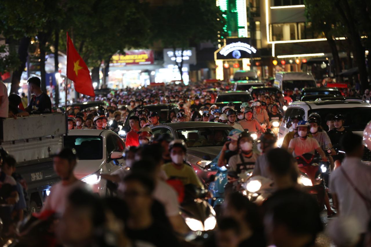 Hà Nội ùn tắc sau đêm Trung Thu, hàng dài người chôn chân cả tiếng đồng hồ chưa về được nhà- Ảnh 2.