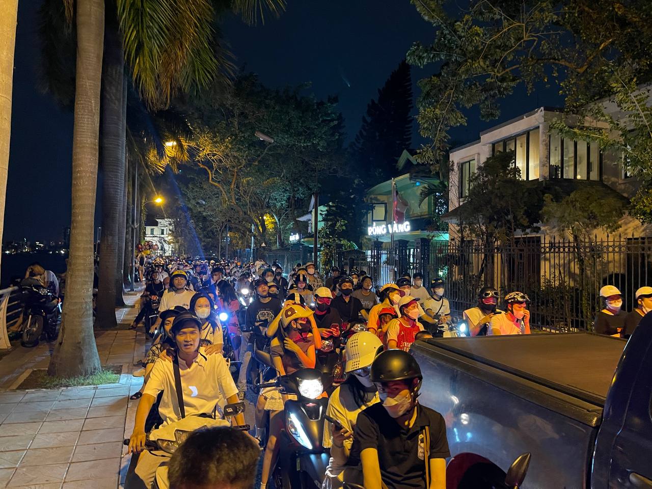 Hà Nội ùn tắc sau đêm Trung Thu, hàng dài người chôn chân cả tiếng đồng hồ chưa về được nhà- Ảnh 11.