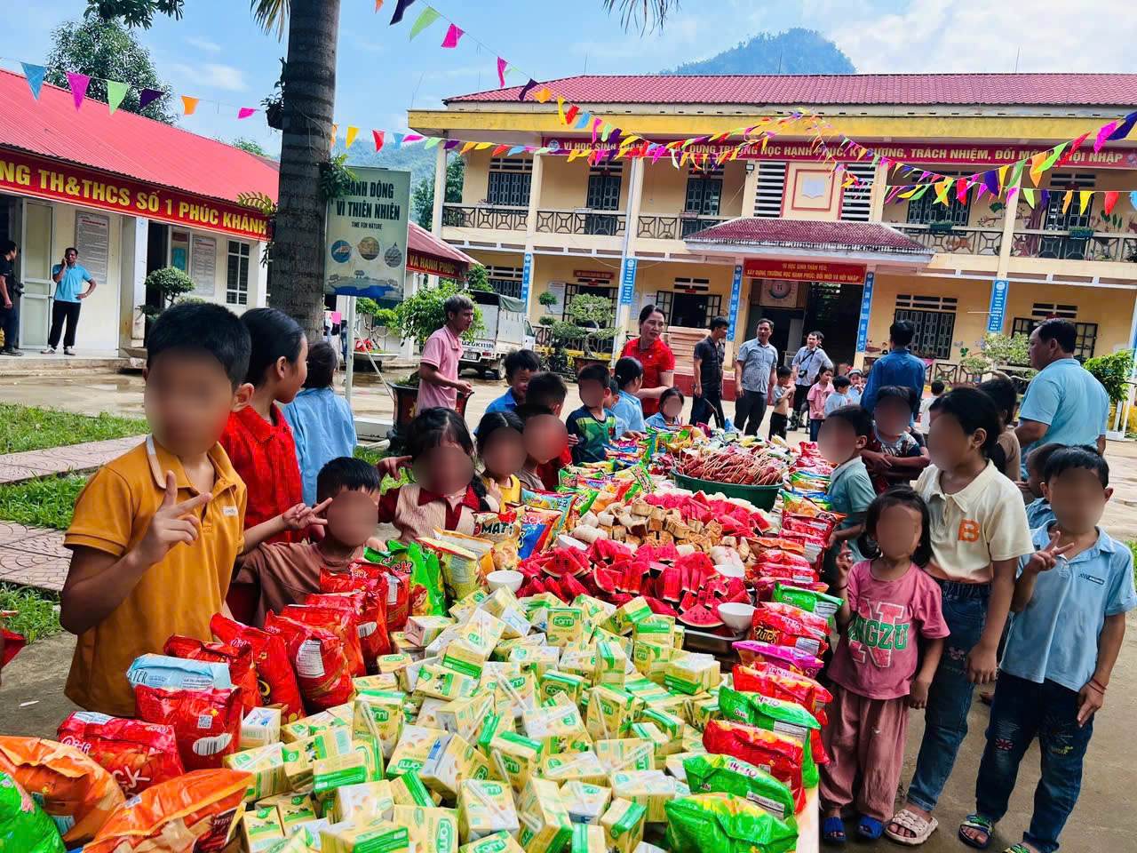 Trung thu không rước đèn của trẻ em Làng Nủ: Bánh kẹo vẫn được đặt trên chỗ ngồi trống, nhiều bé lần đầu được ăn xúc xích- Ảnh 1.