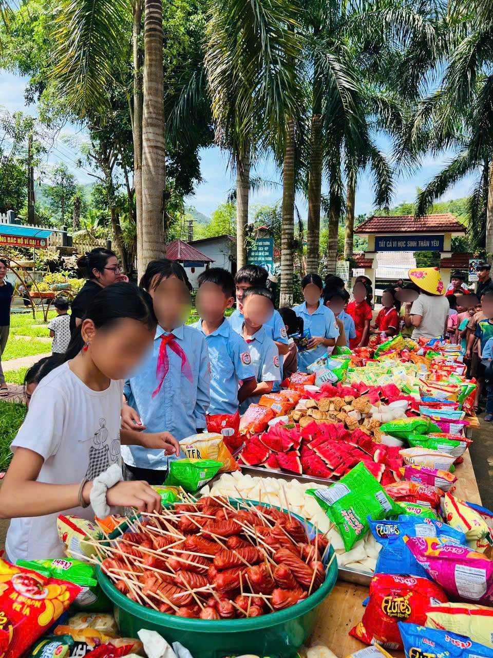 Trung thu không rước đèn của trẻ em Làng Nủ: Bánh kẹo vẫn được đặt trên chỗ ngồi trống, nhiều bé lần đầu được ăn xúc xích- Ảnh 3.