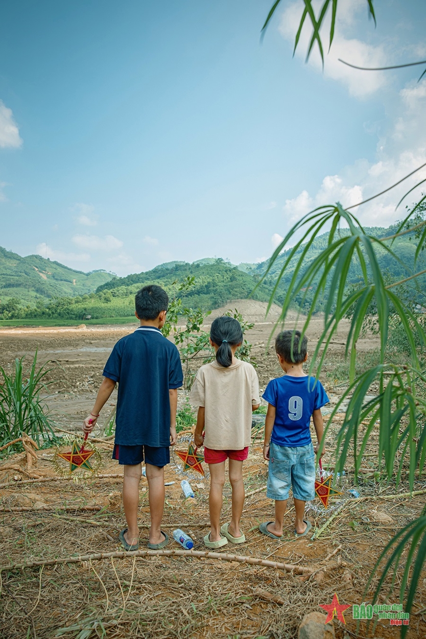 Trung thu không rước đèn của trẻ em Làng Nủ: Bánh kẹo vẫn được đặt trên chỗ ngồi trống, nhiều bé lần đầu được ăn xúc xích- Ảnh 4.