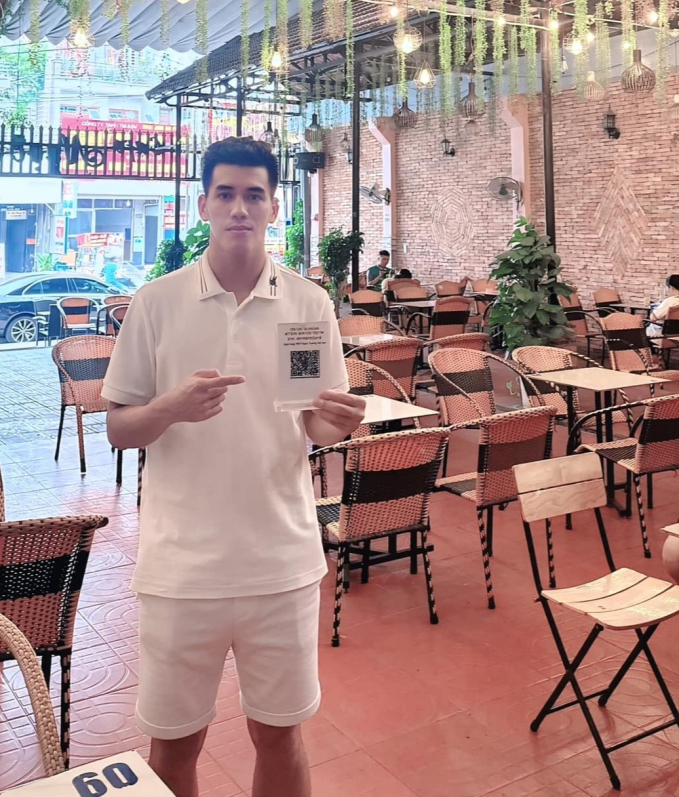 Hotboy ĐT Việt Nam vừa trích 100% doanh thu quán cafe ủng hộ vùng lũ, giờ lại chuyển tiền giúp bé gái Làng Nủ chữa bệnh: Quá tốt bụng!- Ảnh 2.