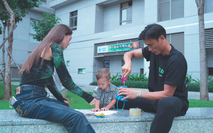 "Thủ môn quốc dân" giàu nhất nhì làng bóng Việt nhưng trung thu lại tặng con món quà siêu đơn giản, lý do khiến ai cũng gật gù khen hay- Ảnh 1.