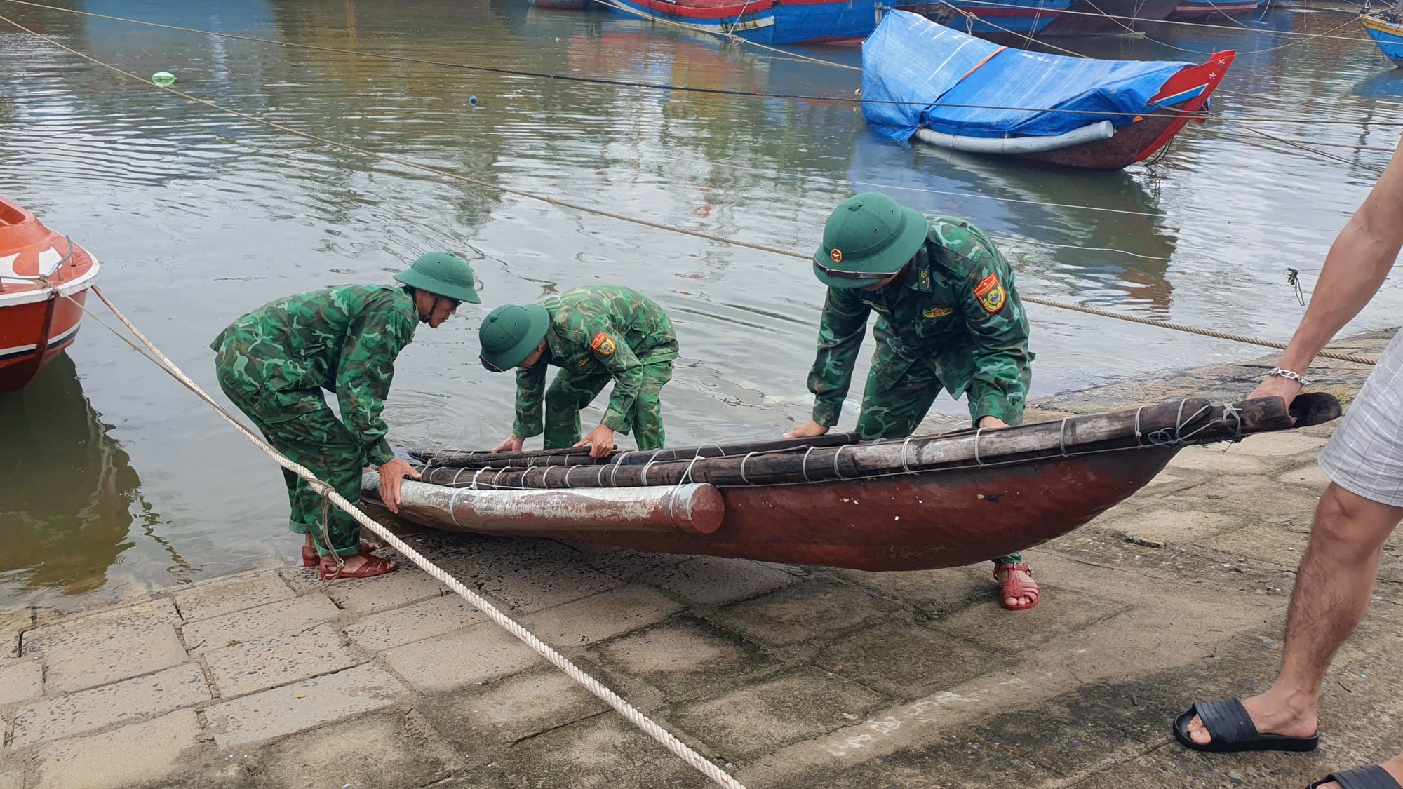 Người dân miền Trung chạy đua chống bão số 4- Ảnh 29.