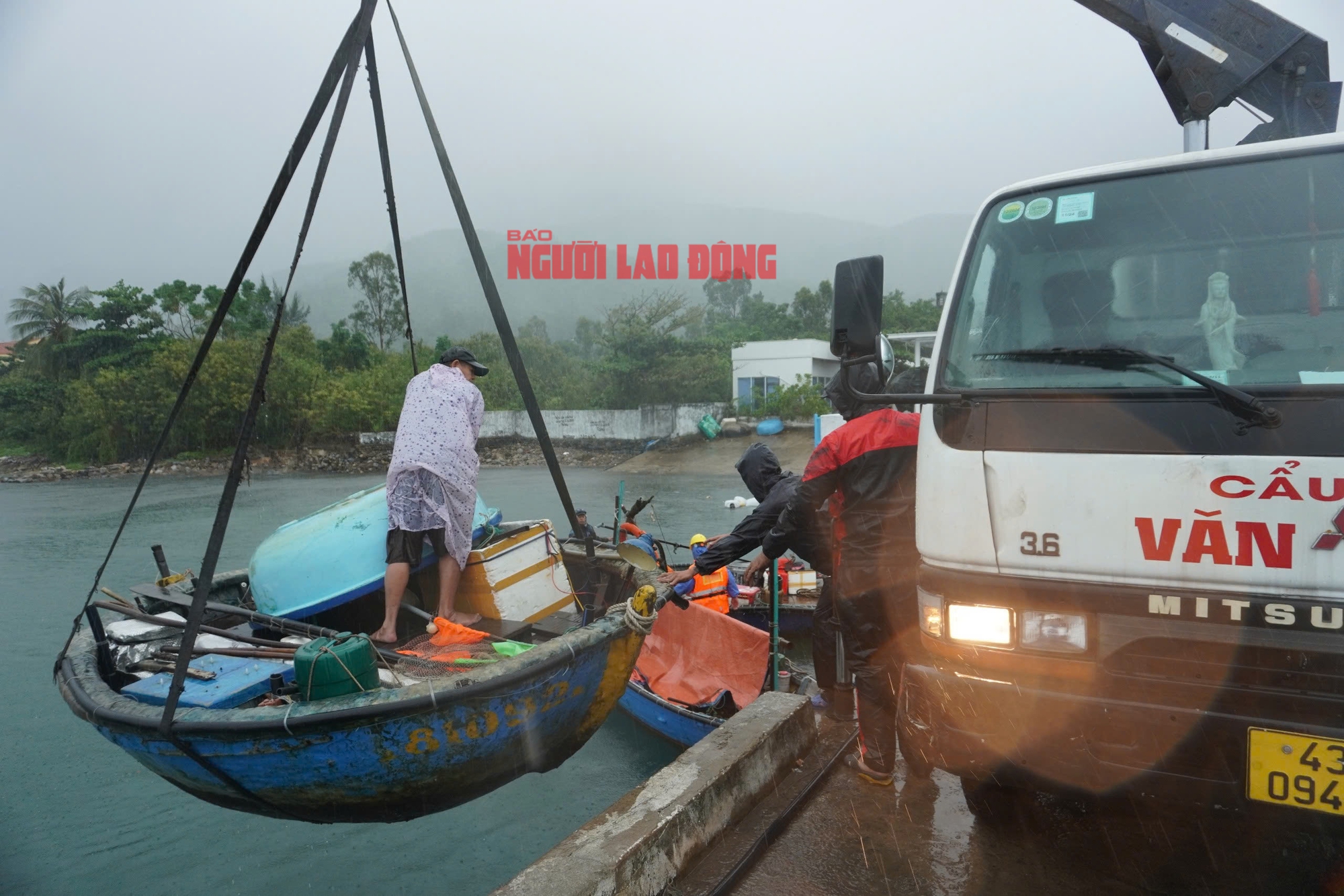 Người dân miền Trung chạy đua chống bão số 4- Ảnh 19.