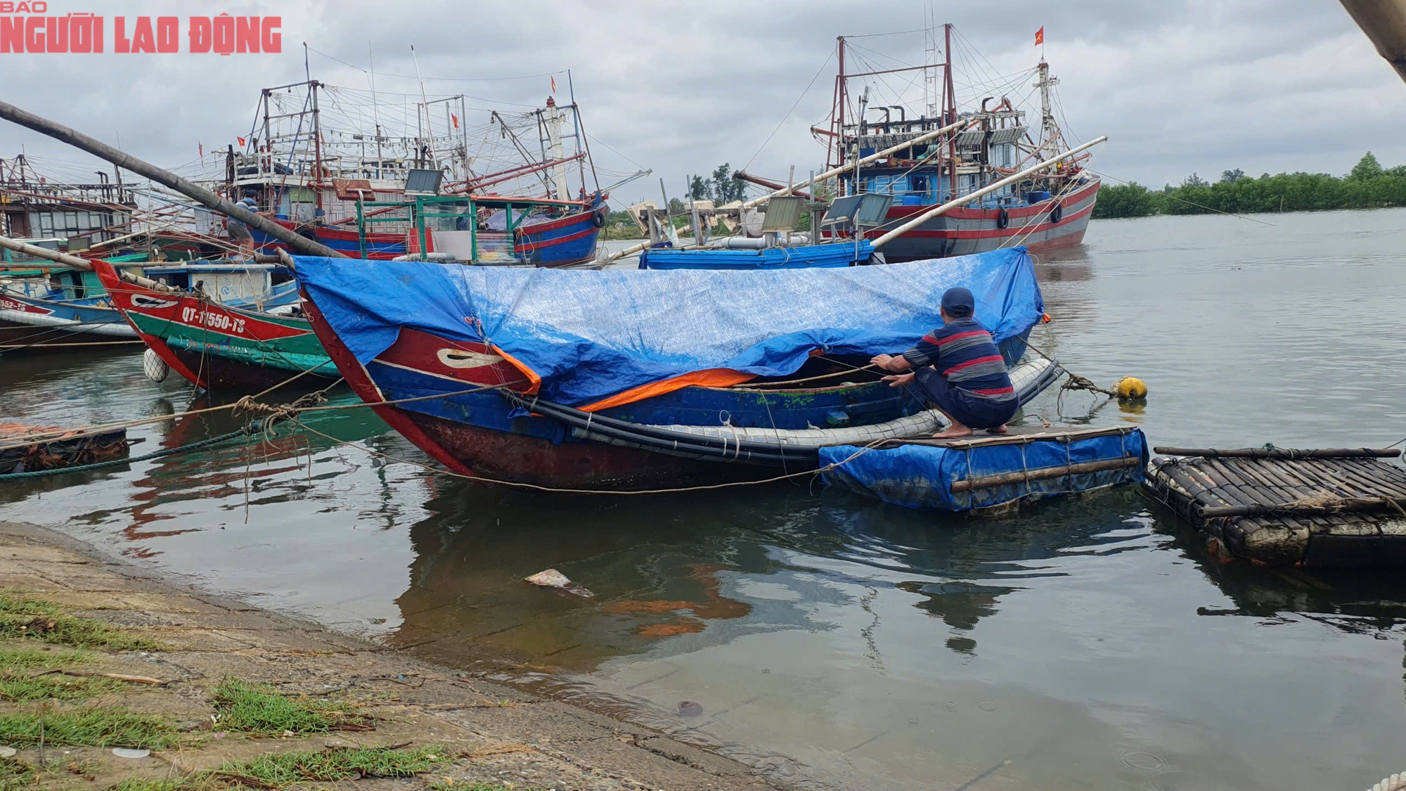 Người dân miền Trung chạy đua chống bão số 4- Ảnh 23.