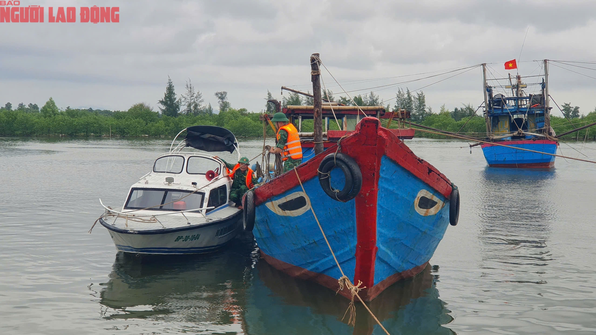 Người dân miền Trung chạy đua chống bão số 4- Ảnh 26.