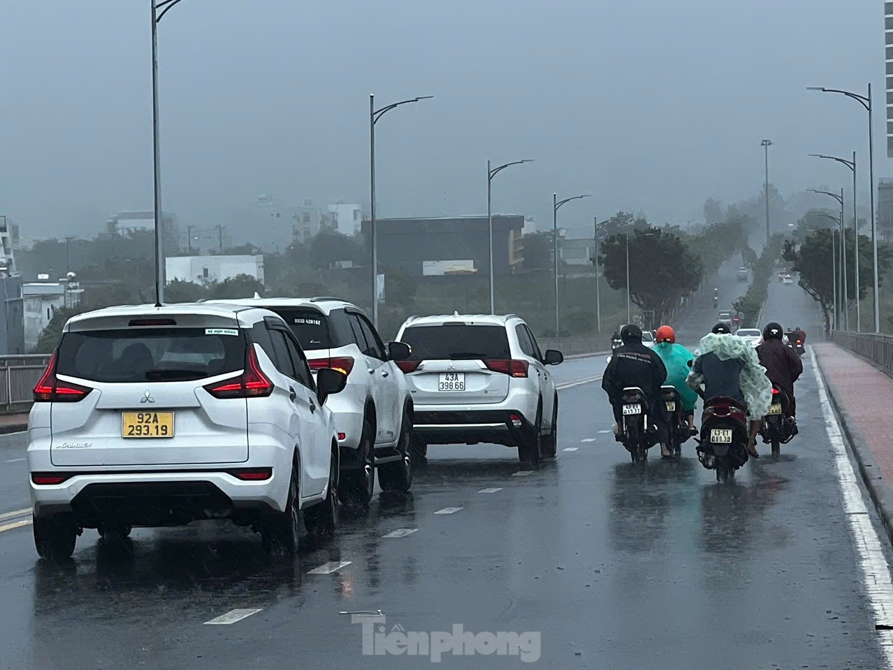 Hàng loạt người đi xe máy ngã trên cầu Thuận Phước vì mưa gió lớn- Ảnh 5.