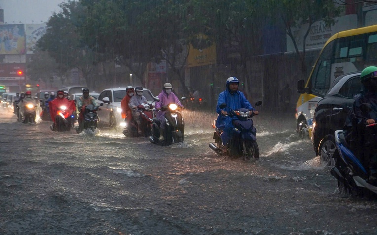 Mưa trắng trời khiến nhiều tuyến phố Đà Nẵng ngập sâu, hàng loạt xe chết máy, người dân chật vật di chuyển- Ảnh 1.