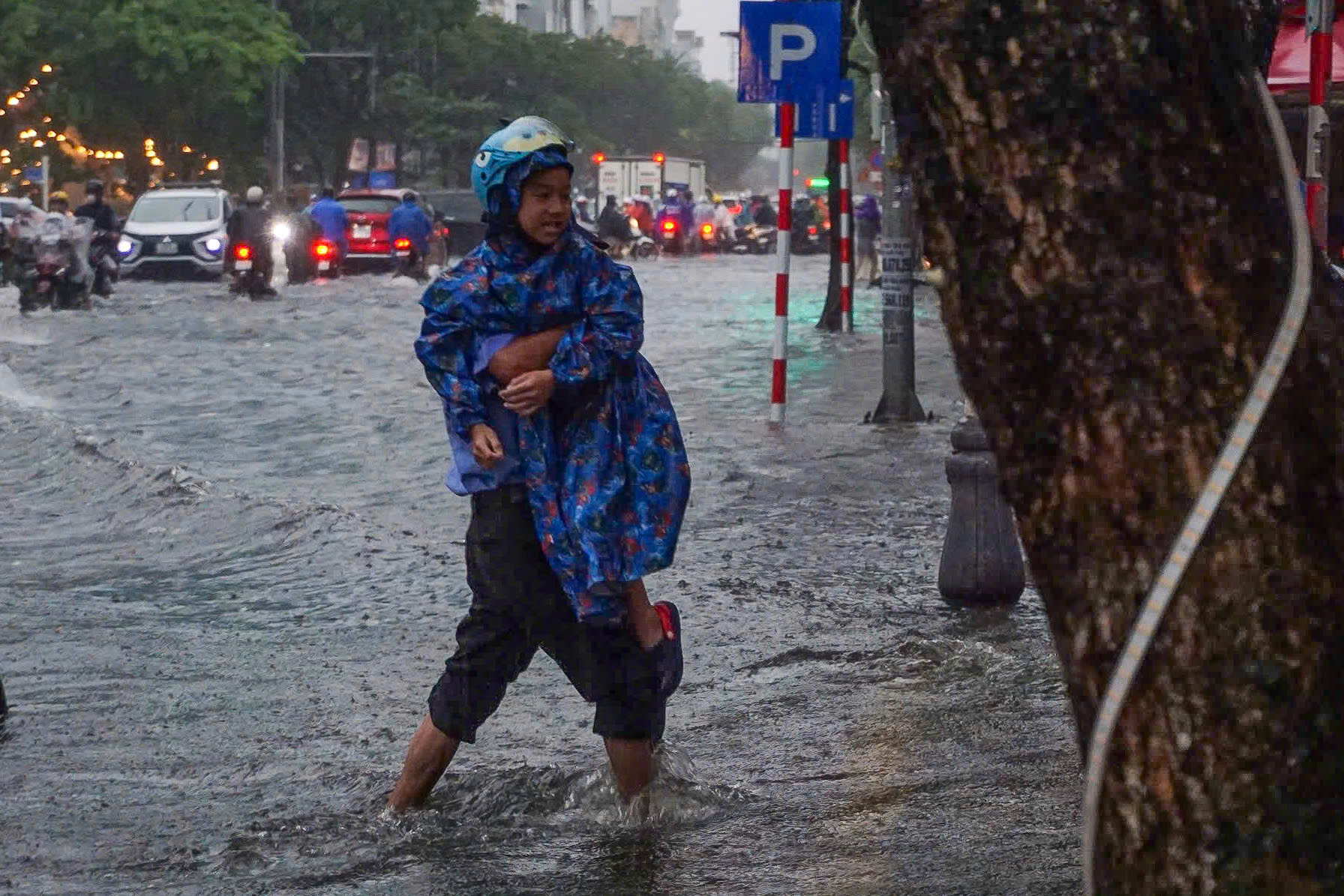 Mưa trắng trời khiến nhiều tuyến phố Đà Nẵng ngập sâu, hàng loạt xe chết máy, người dân chật vật di chuyển- Ảnh 11.