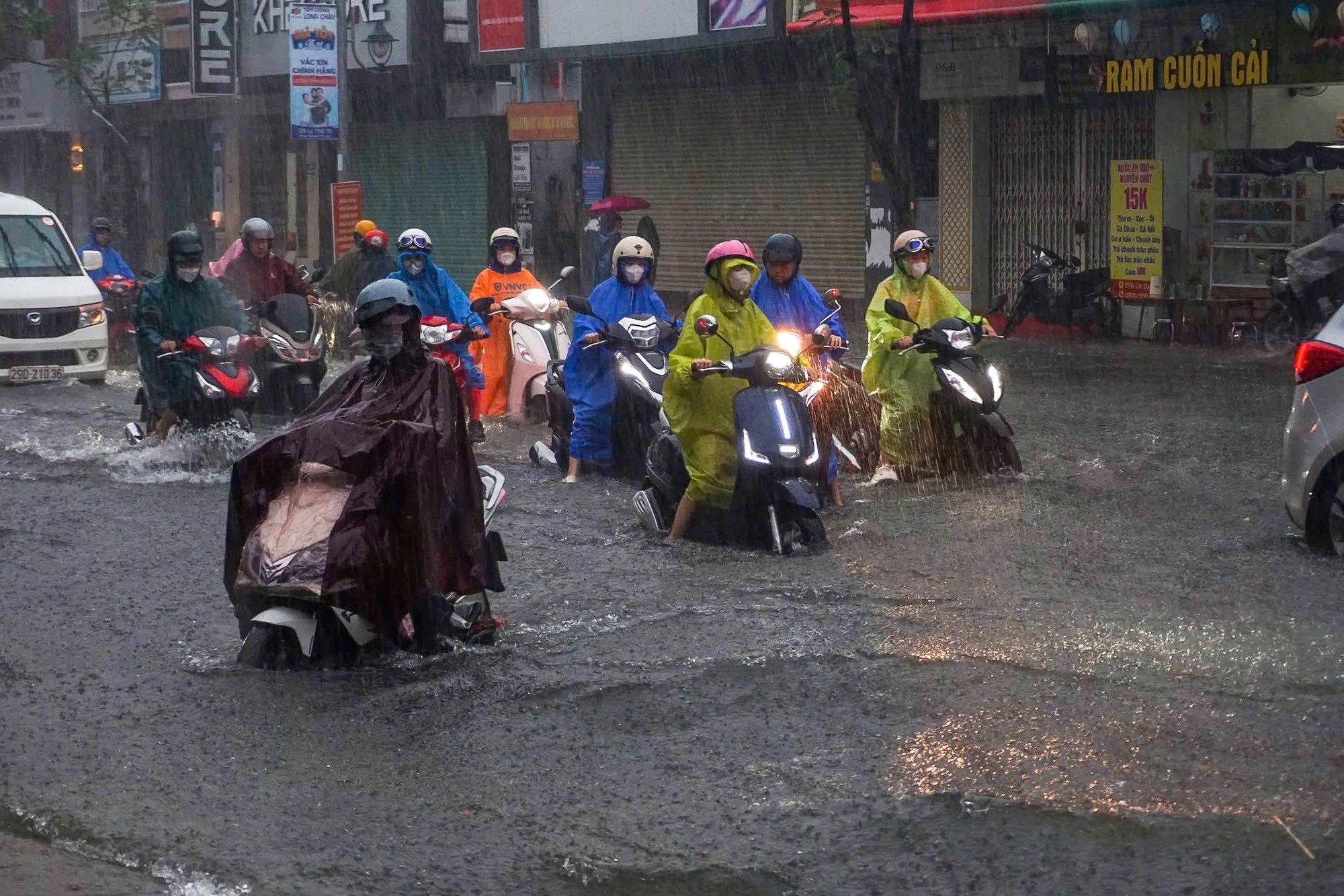 Mưa trắng trời khiến nhiều tuyến phố Đà Nẵng ngập sâu, hàng loạt xe chết máy, người dân chật vật di chuyển- Ảnh 5.