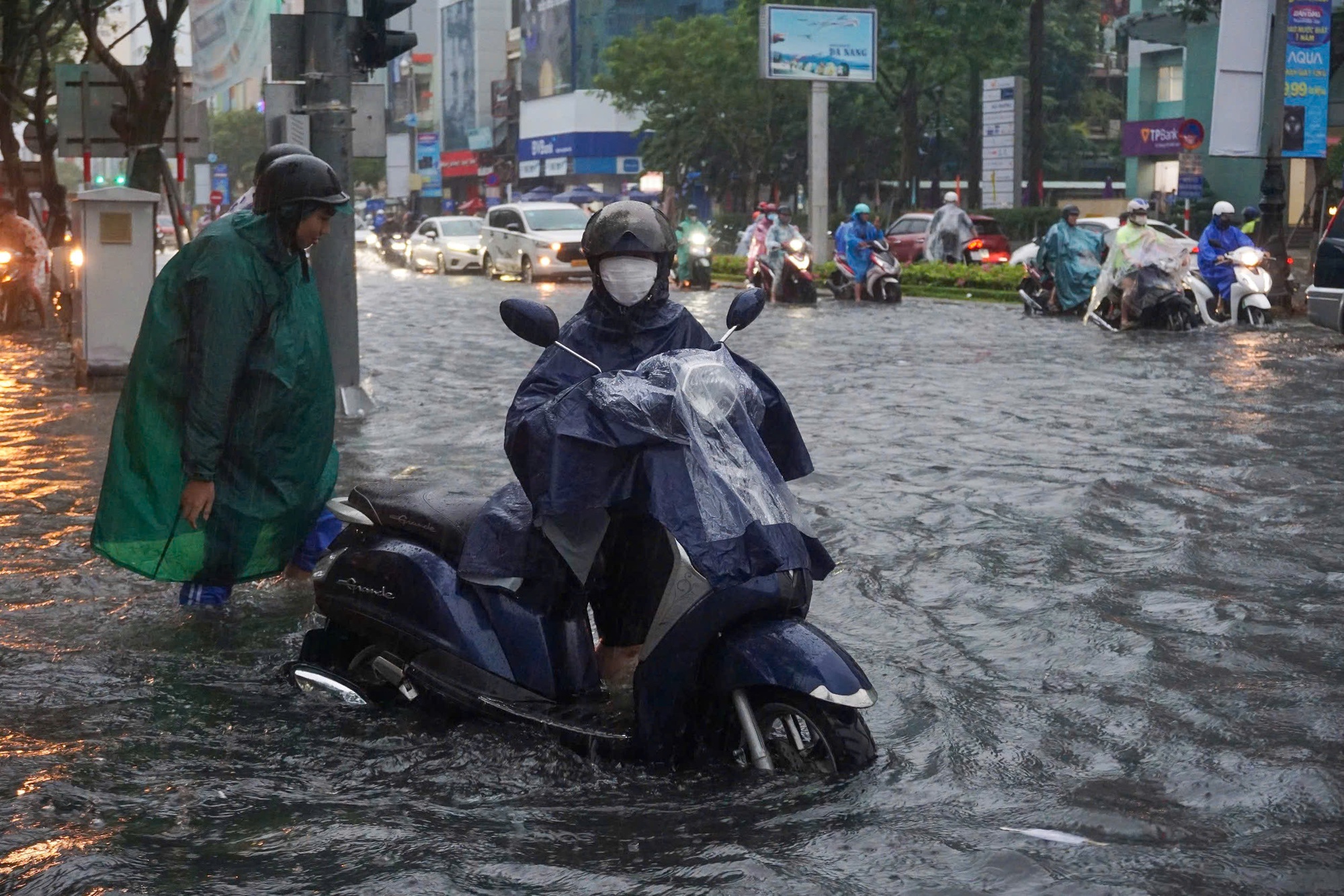 Mưa trắng trời khiến nhiều tuyến phố Đà Nẵng ngập sâu, hàng loạt xe chết máy, người dân chật vật di chuyển- Ảnh 7.