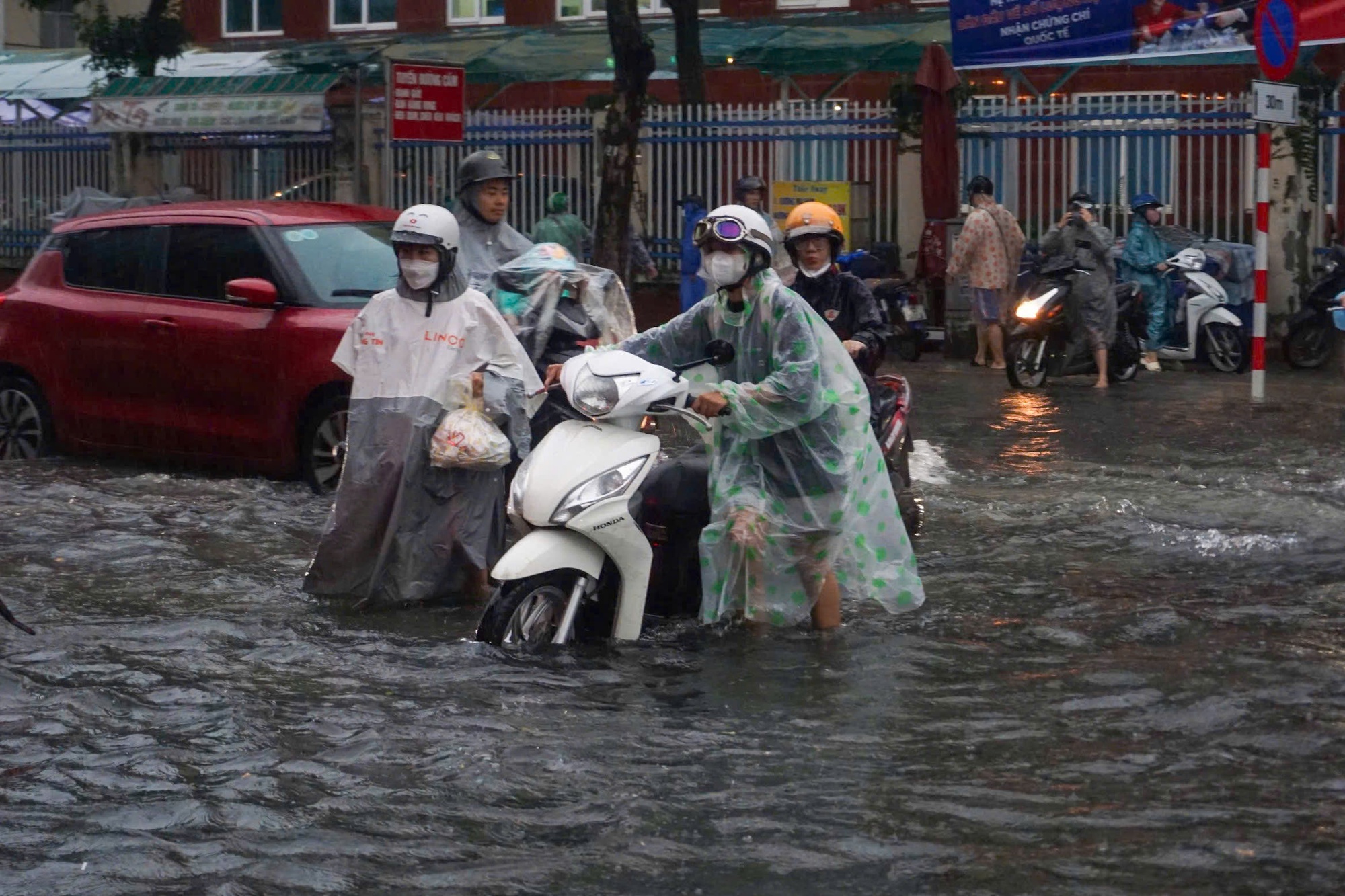 Mưa trắng trời khiến nhiều tuyến phố Đà Nẵng ngập sâu, hàng loạt xe chết máy, người dân chật vật di chuyển- Ảnh 4.