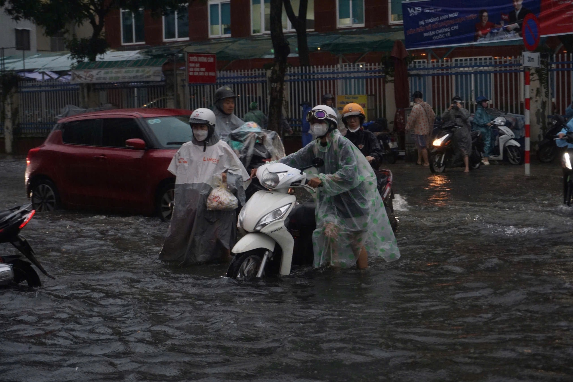 Mưa trắng trời khiến nhiều tuyến phố Đà Nẵng ngập sâu, hàng loạt xe chết máy, người dân chật vật di chuyển- Ảnh 9.